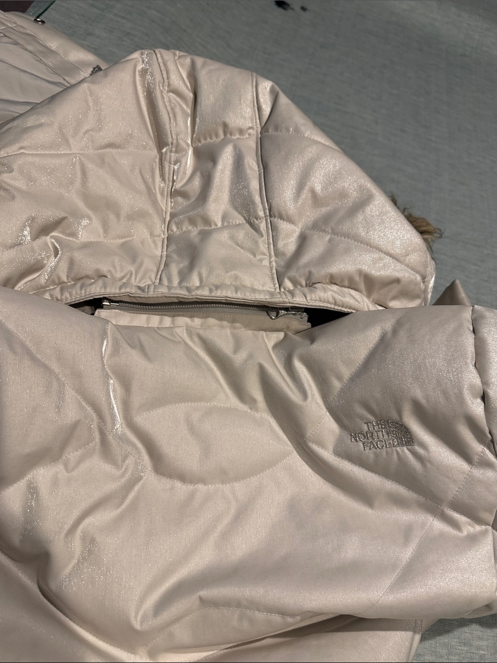 The North Face Women's Cream Quilted Belted Puffer Coat with Faux-Fur Hood - Picture 15 of 16
